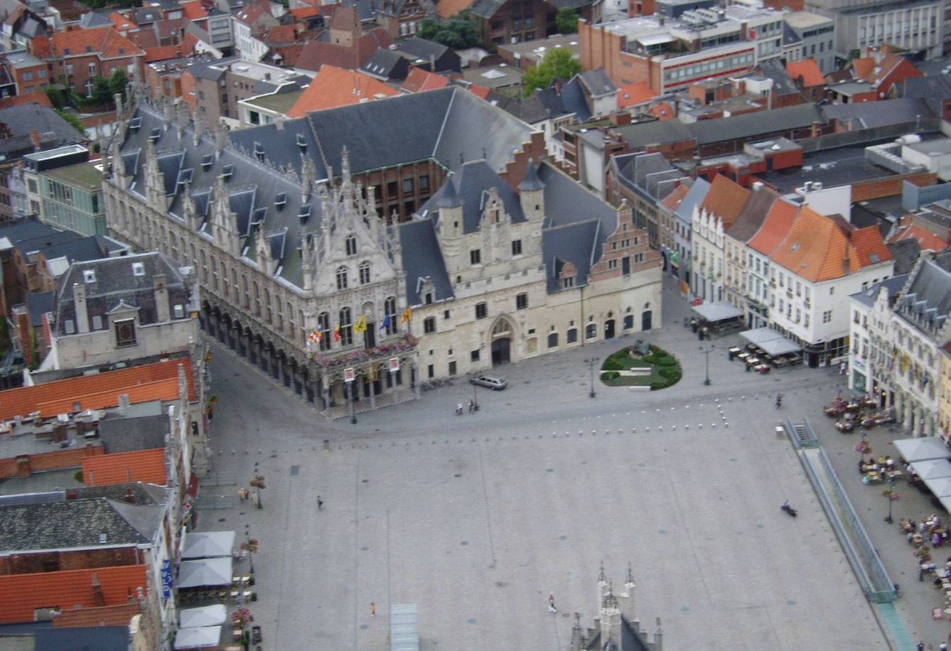 Vista del Ayuntamiento de Malinas desde la torre de la catedral.