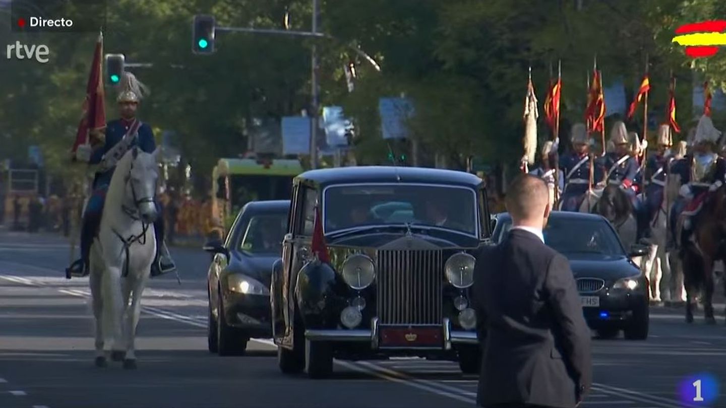 Los reyes llegando al desfile militar (RTVE).