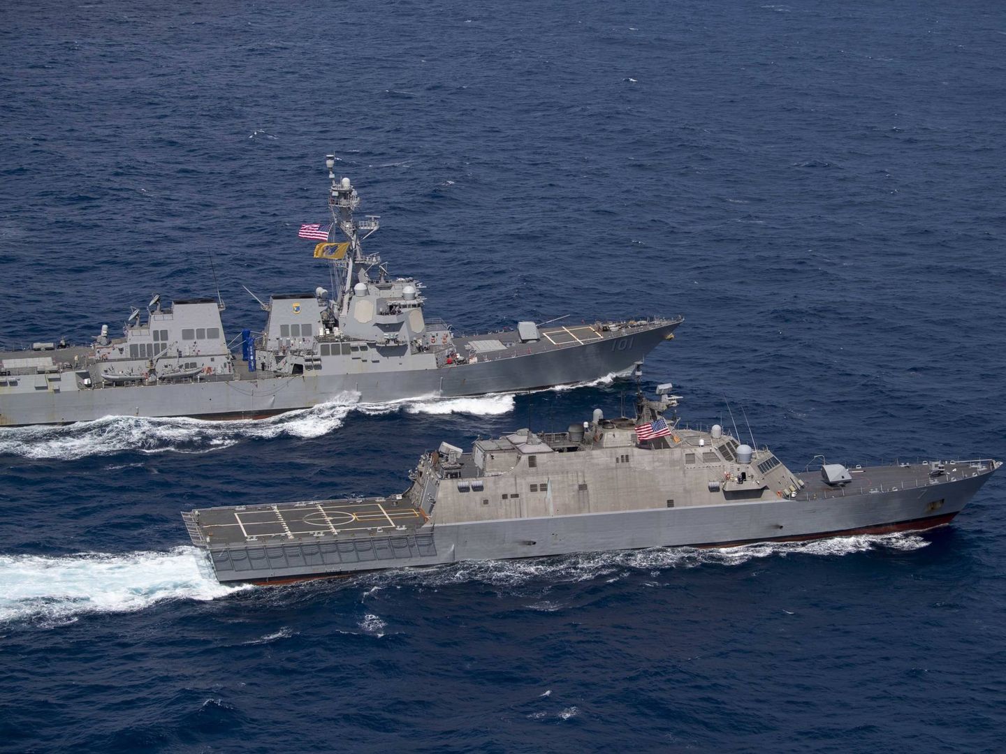 El USS Detroit (LCS 7) junto al destructor clase Arleigh Burke USS Gridley (DDG 101). Interesante comparativa de taman?o. (US NAVY)