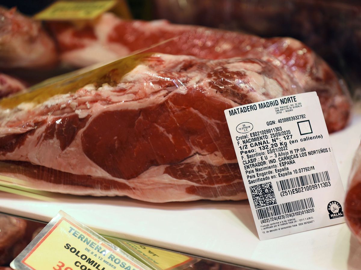 Foto: Vista de una pieza de carne de ternera en el mercado. (EFE/Javier Lizón)  