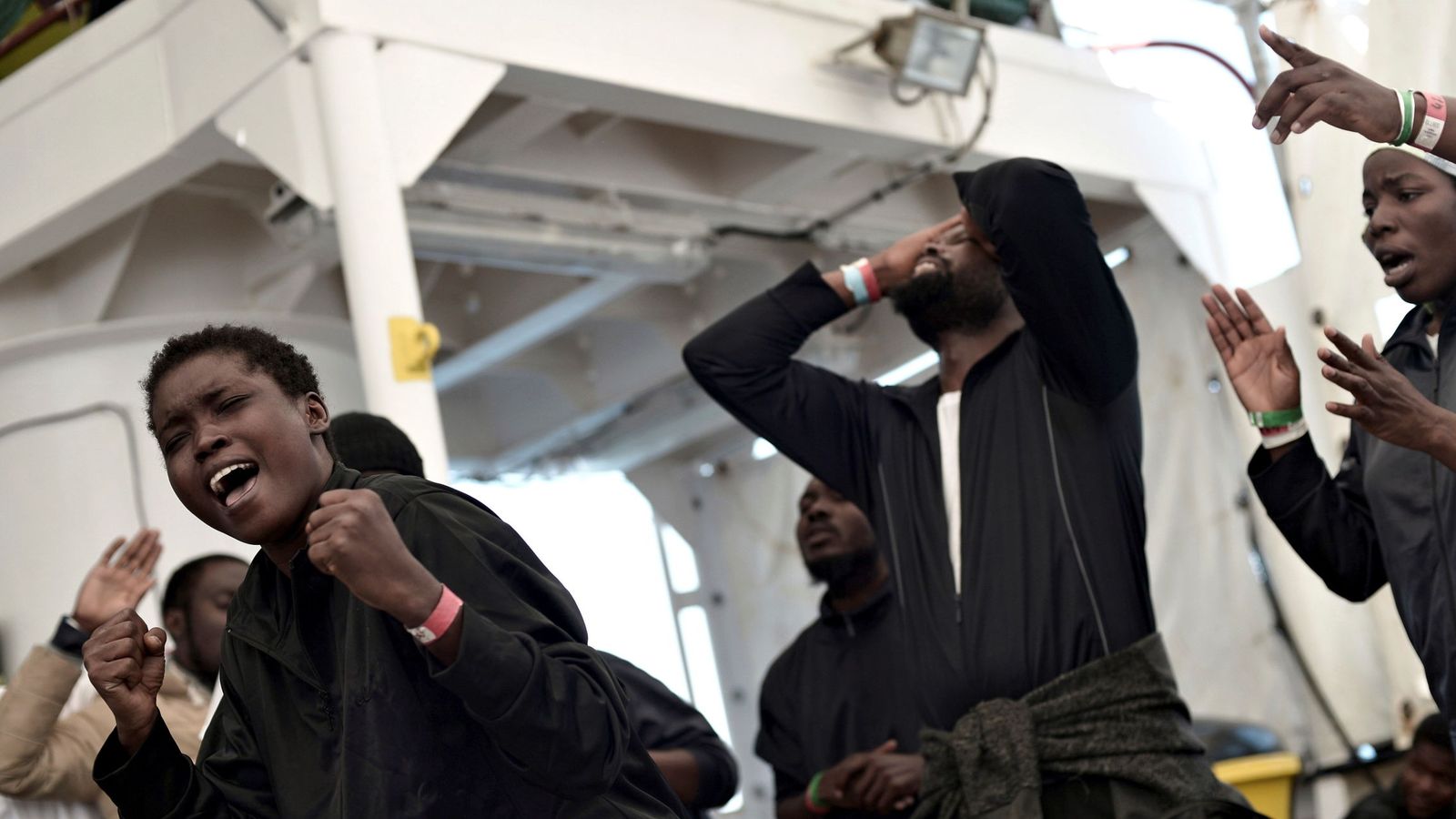 Foto: Inmigrantes bajan del Aquarius en el puerto de Valencia el 17 de junio. (EFE)