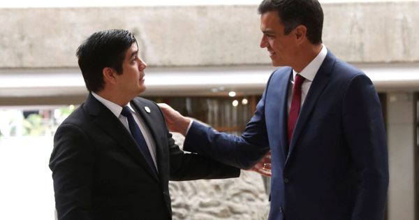 Foto: Pedro Sánchez charla con el presidente costarricense, Carlos Alvarado, este 31 de agosto en San José. (EFE)