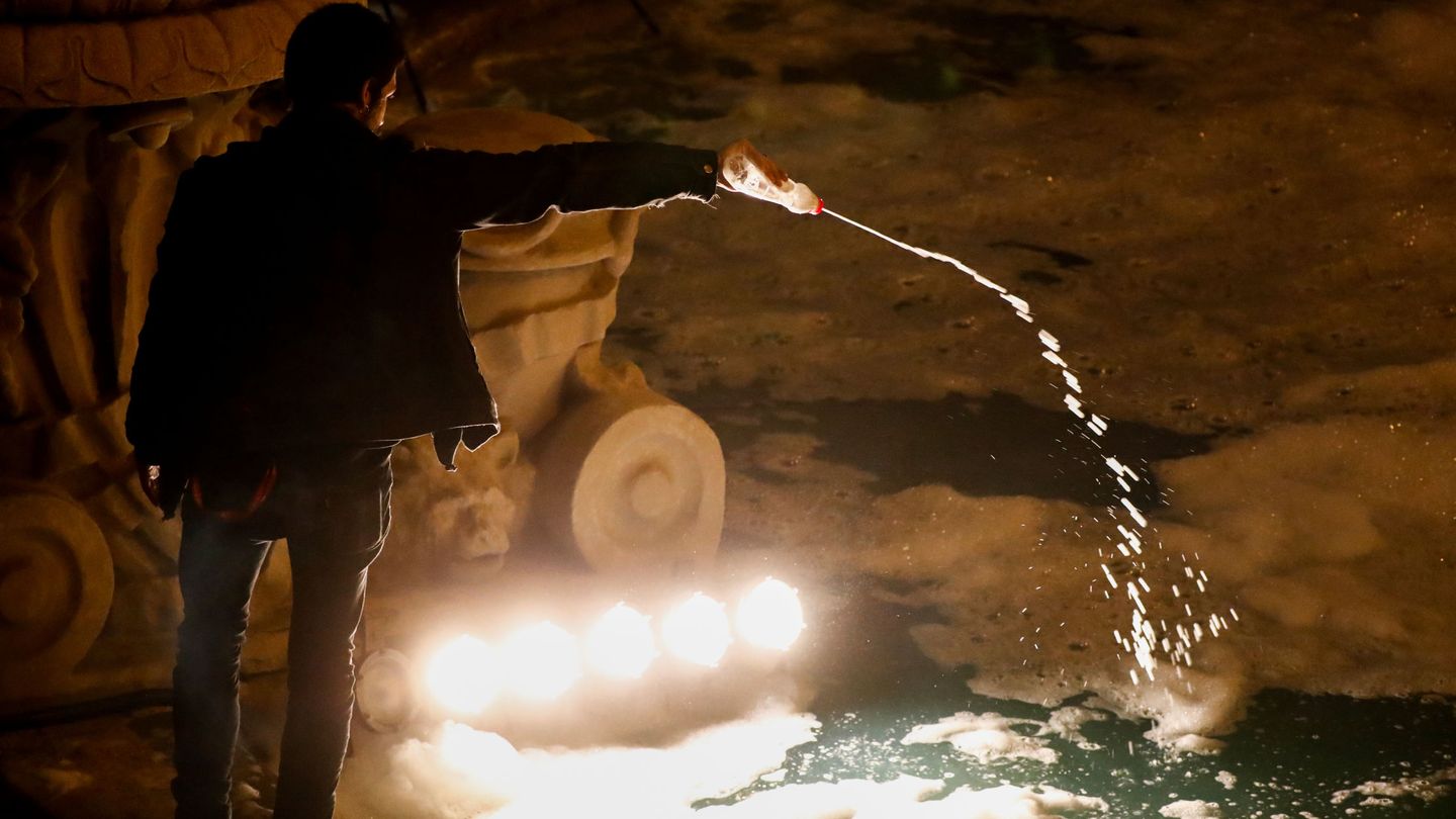 Un manifestante echa jabón a la fuente. (Reuters)