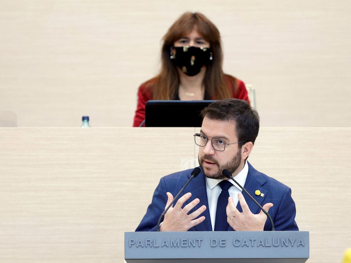 Foto: El candidato de ERC a la Presidencia de la Generalitat, Pere Aragonès, junto a la presidenta del Parlament, Laura Borràs. (EFE)