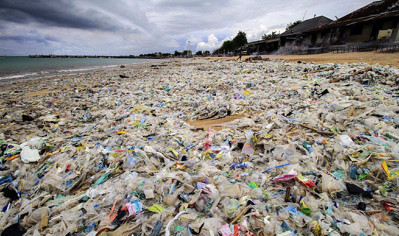 Plásticos acumulados en una playa de Bali (Indonesia). (EFE)