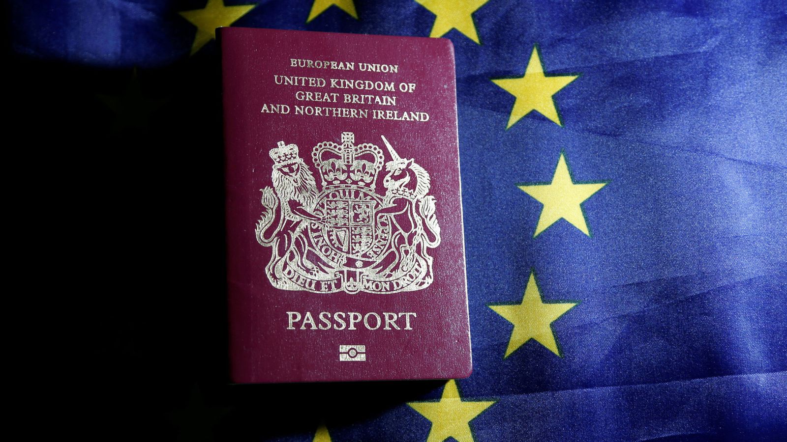 Foto: Un pasaporte británico sobre una bandera europea. (Reuters)