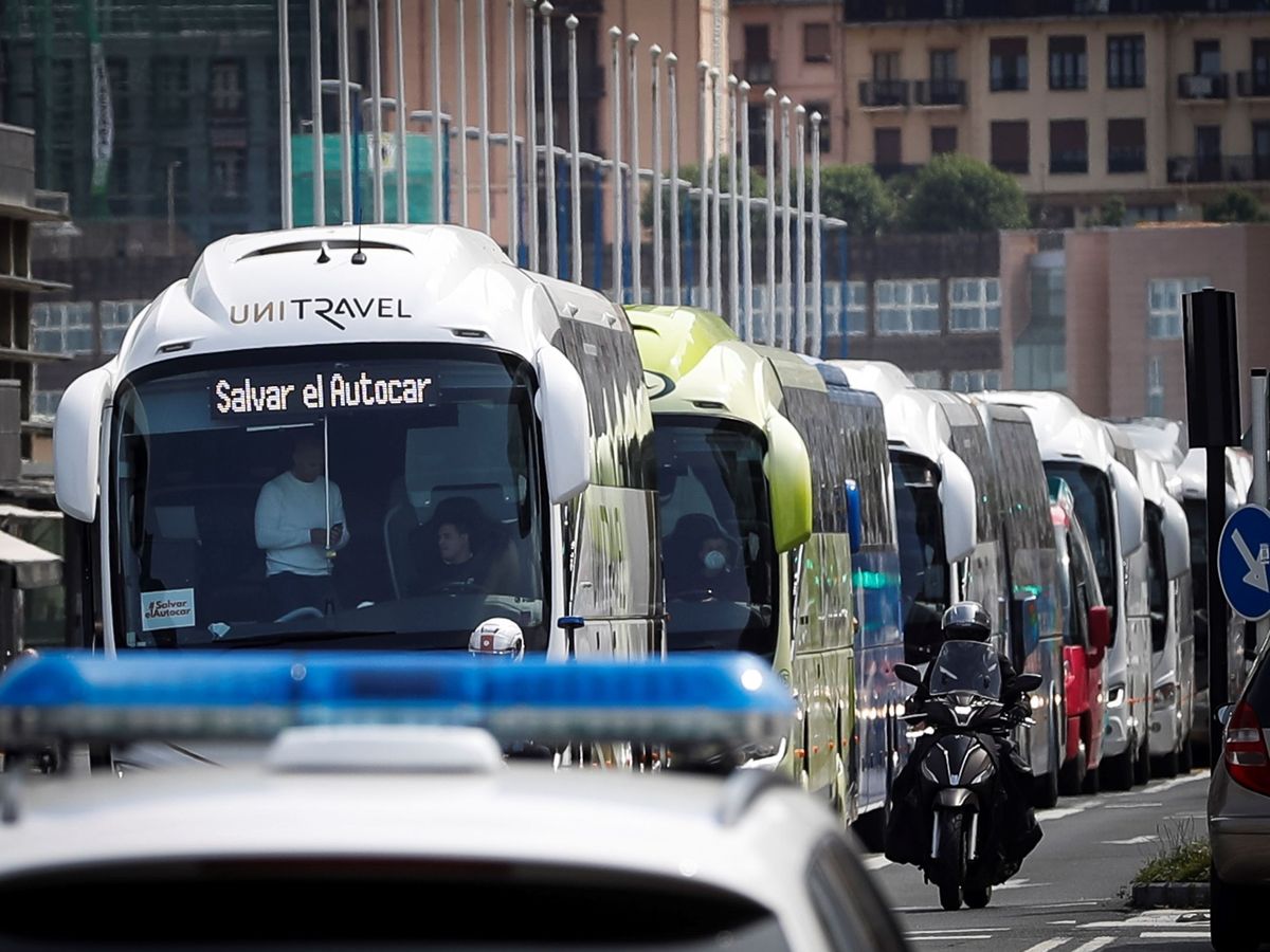 Foto: Manifestación de autobuses en San Sebastián. (EFE)