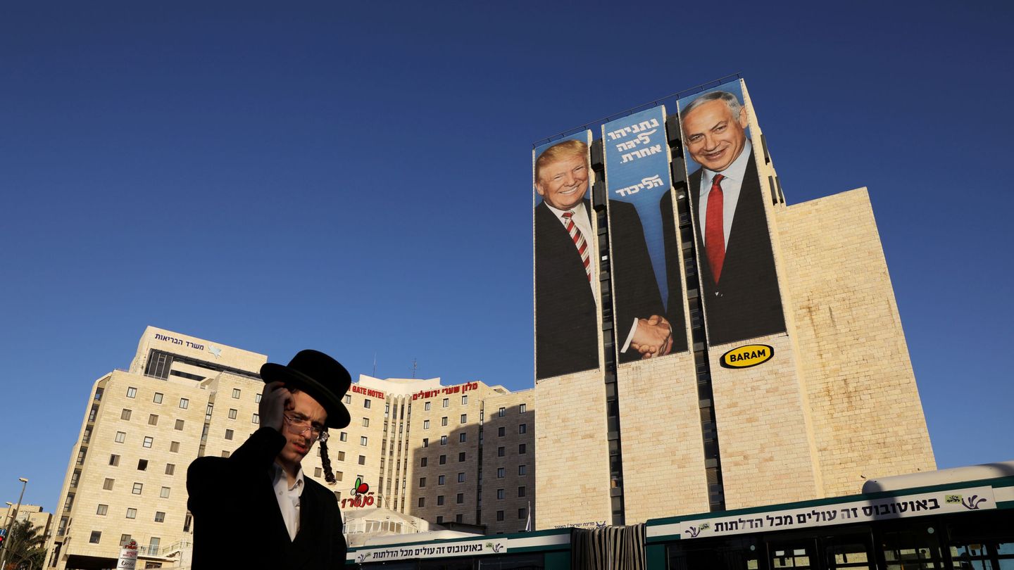 Imagen de archivo de un cartel en el que aparecen Trump y Netanyahu en Jerusalén. (Reuters)
