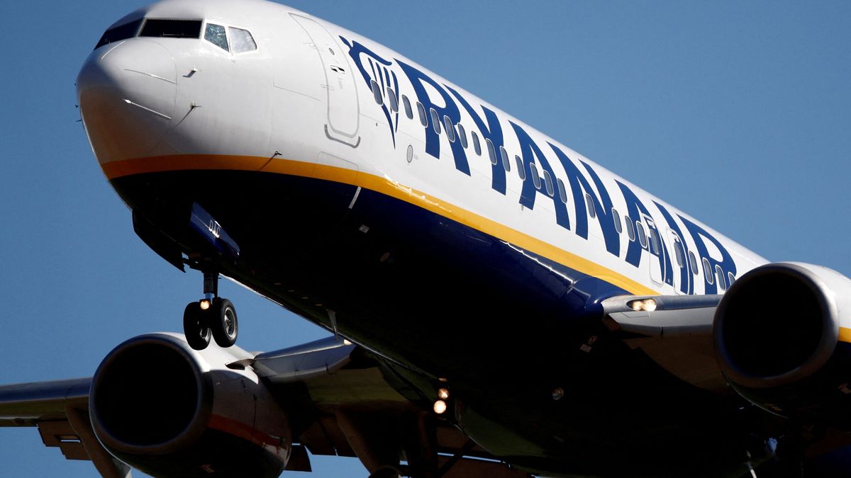 Ryanair amenaza con volar menos desde Italia tras el límite a precios impuesto por Meloni