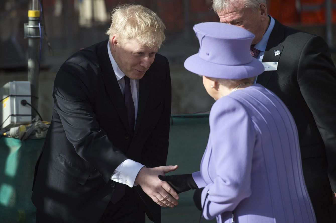 Boris Johnson saluda a la reina Isabel. (EFE)