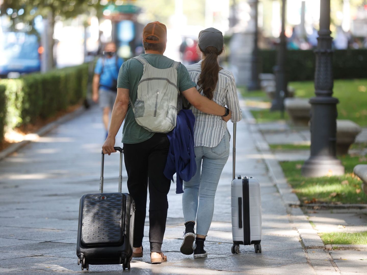 Dos turistas paseando por Madrid. (EFE/Juan Carlos Hidalgo)
