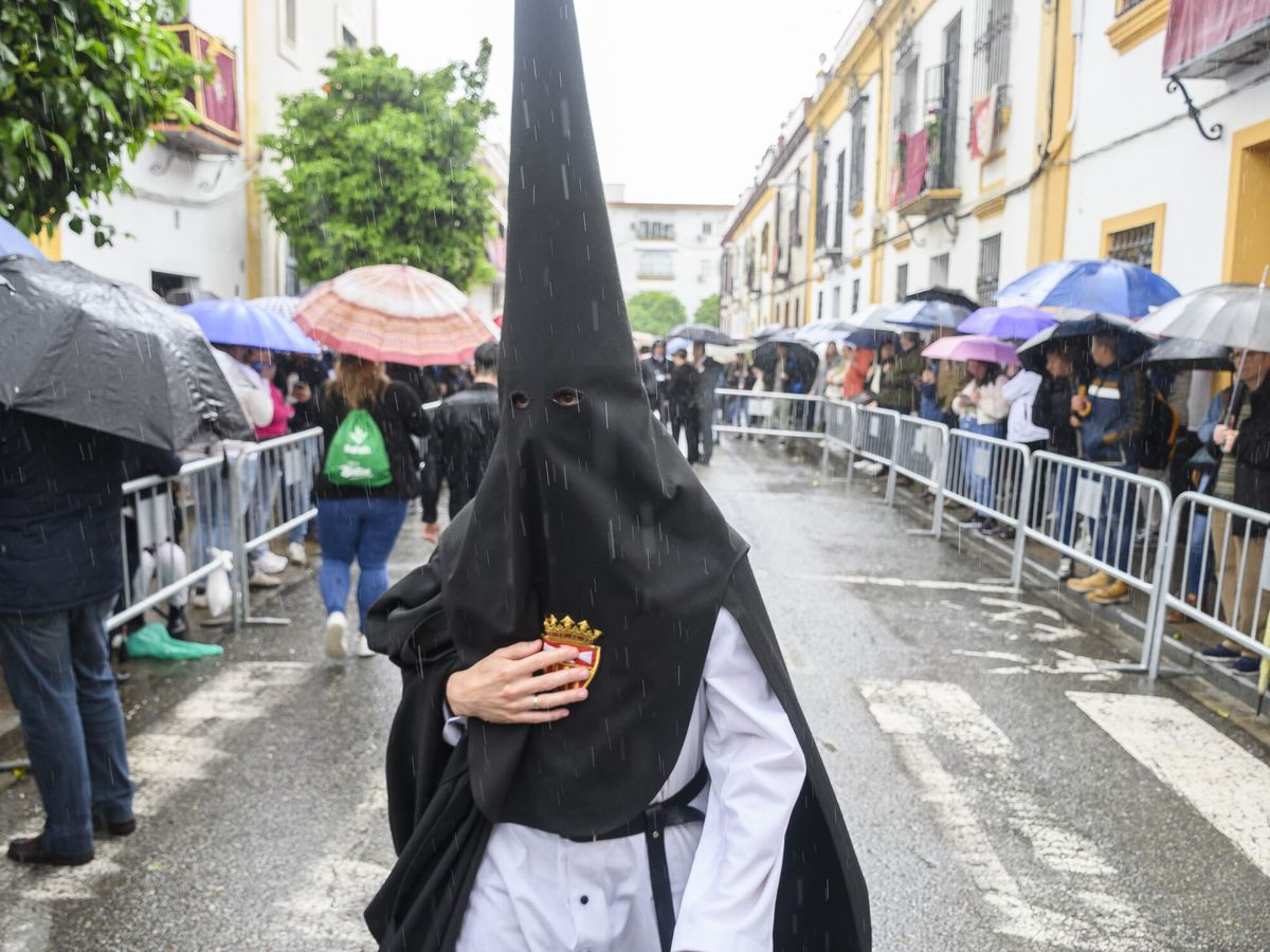 Foto: La lluvia fue la gran protagonista del Lunes Santo en Sevilla. (EFE/Raúl Caro)