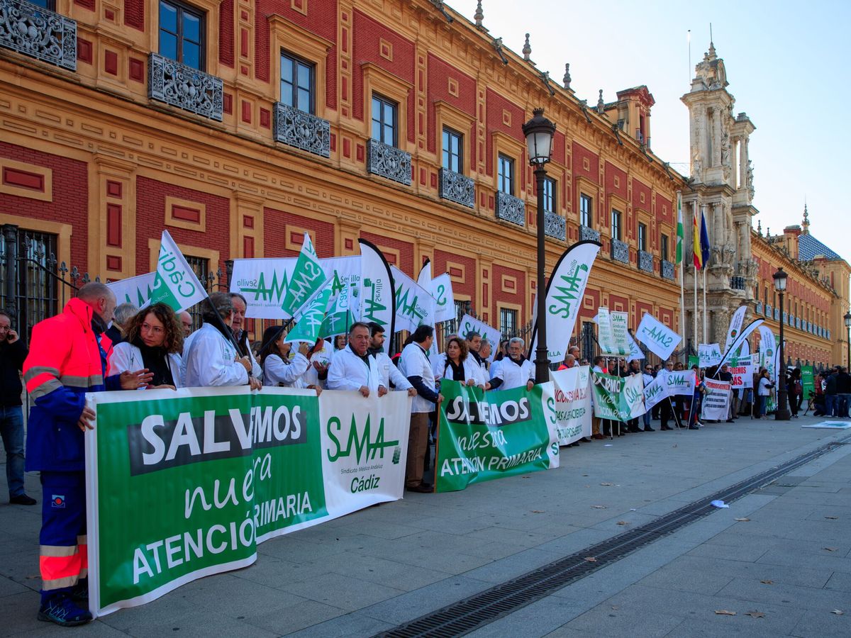 Foto: Protesta del Sindicato Médico Andaluz (SMA) a las puertas del Palacio de San Telmo, sede de la Presidencia de la Junta de Andalucía. (EFE / Julio Muñoz)