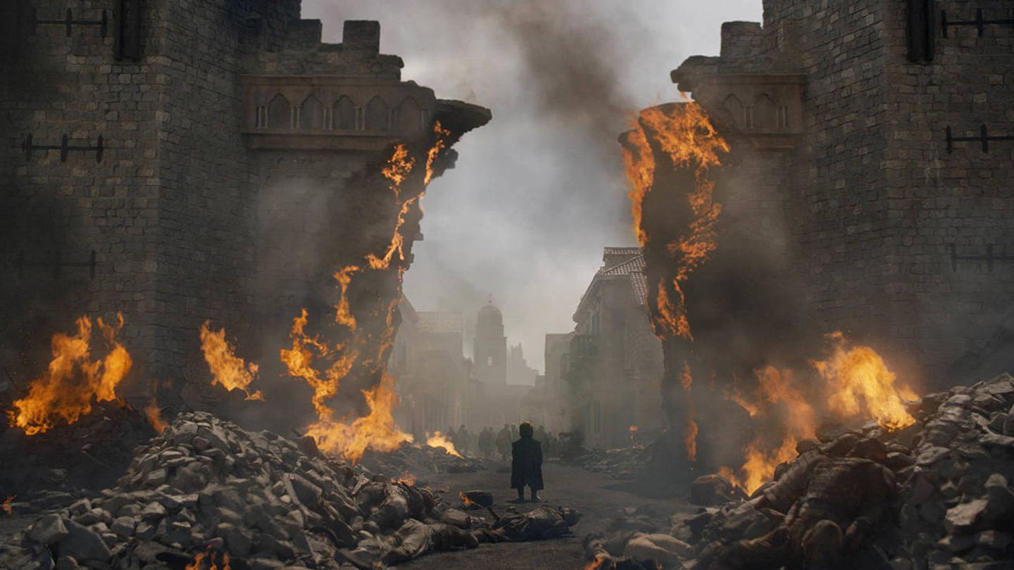 Tyrion Lannister pasea por lo que queda de Desembarco del Rey. (HBO)