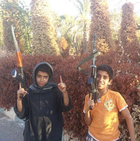 Dos jóvenes 'muyahidines' en una imagen de ISIS News Media.  