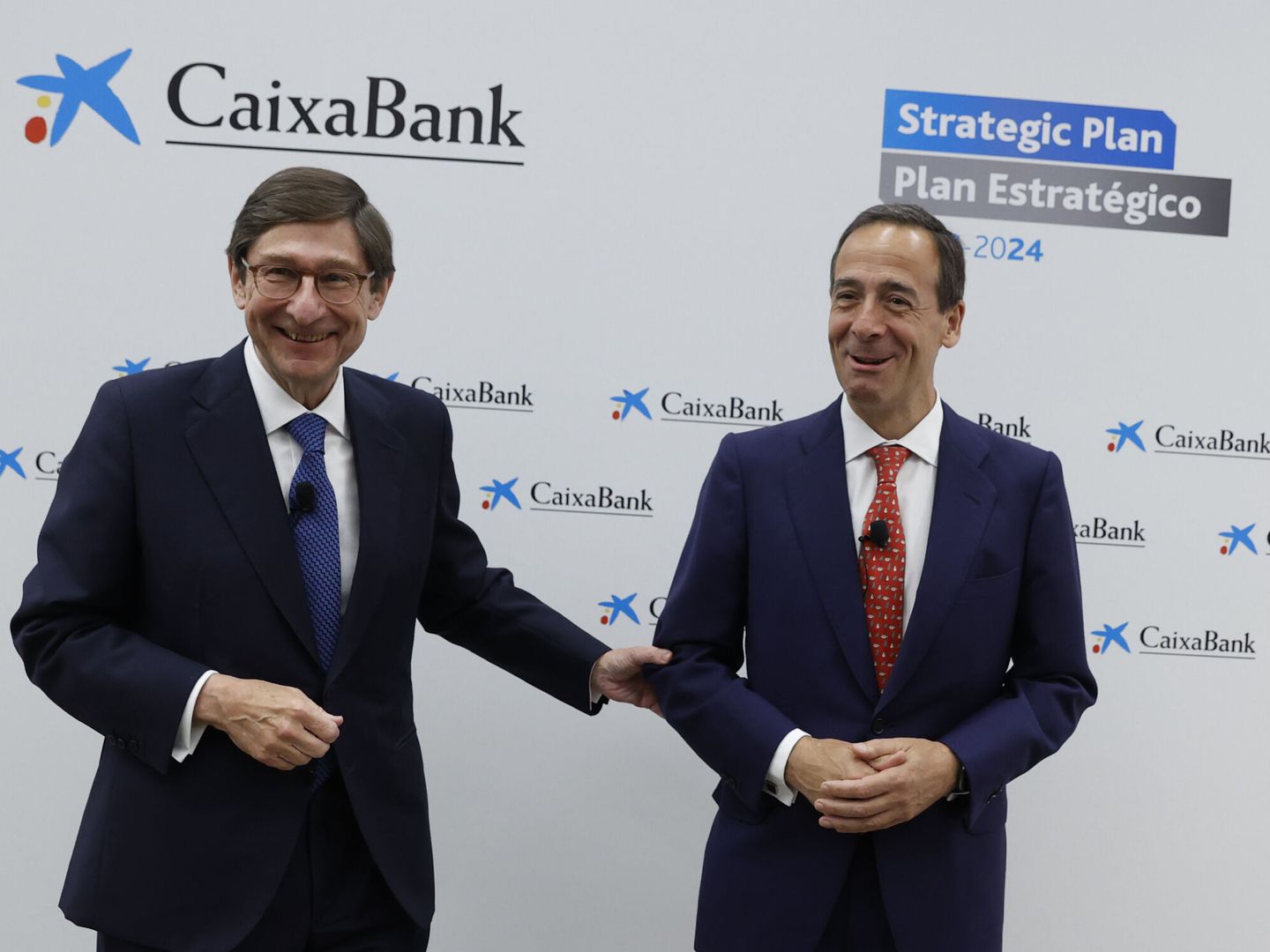 El presidente de CaixaBank, José Ignacio Goirigolzarri (i), junto al consejero delegado de la entidad, Gonzalo Gortázar.
