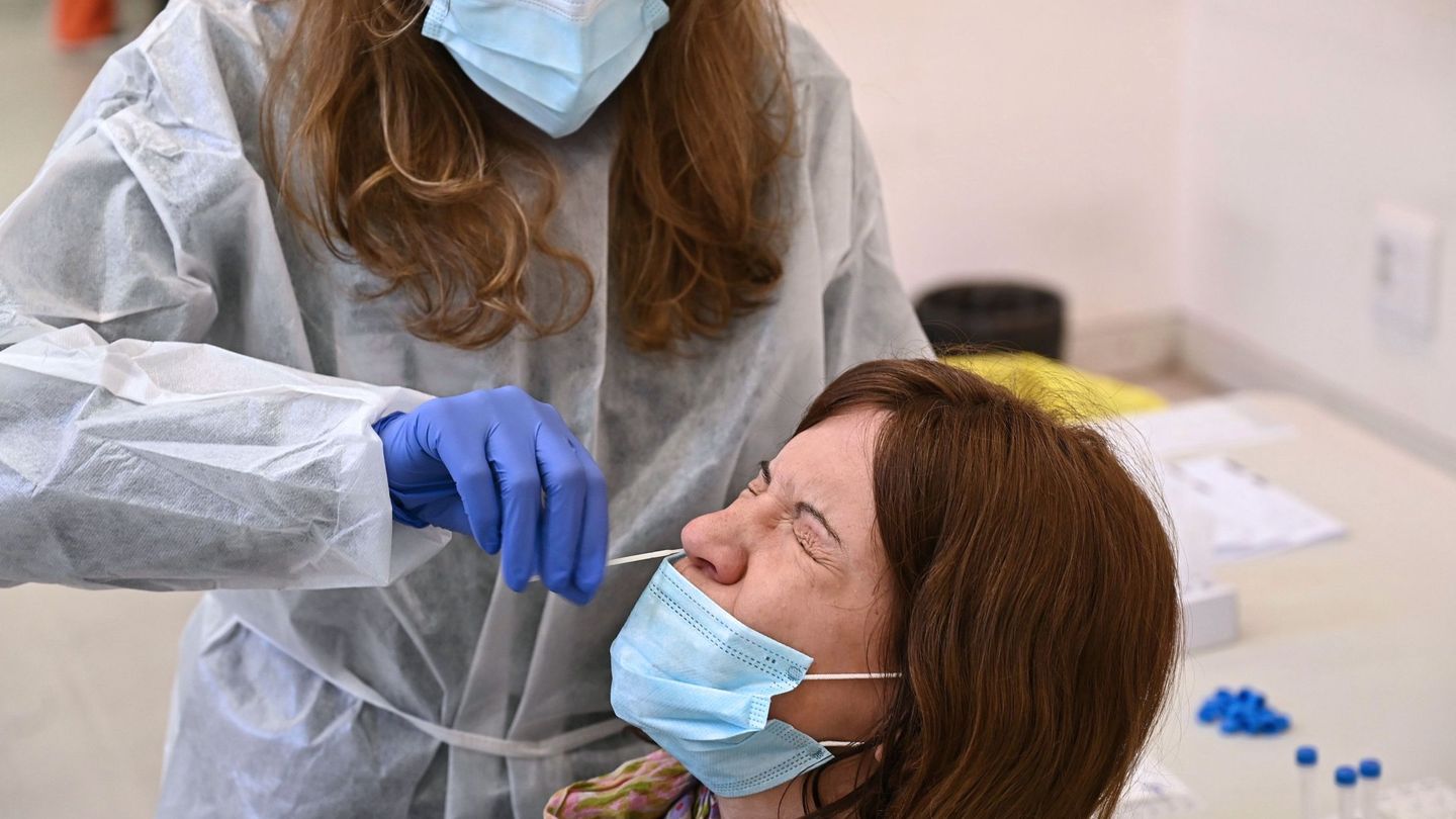 Un sanitario realiza un test de antígenos en Alcalá de Henares. (EFE) 