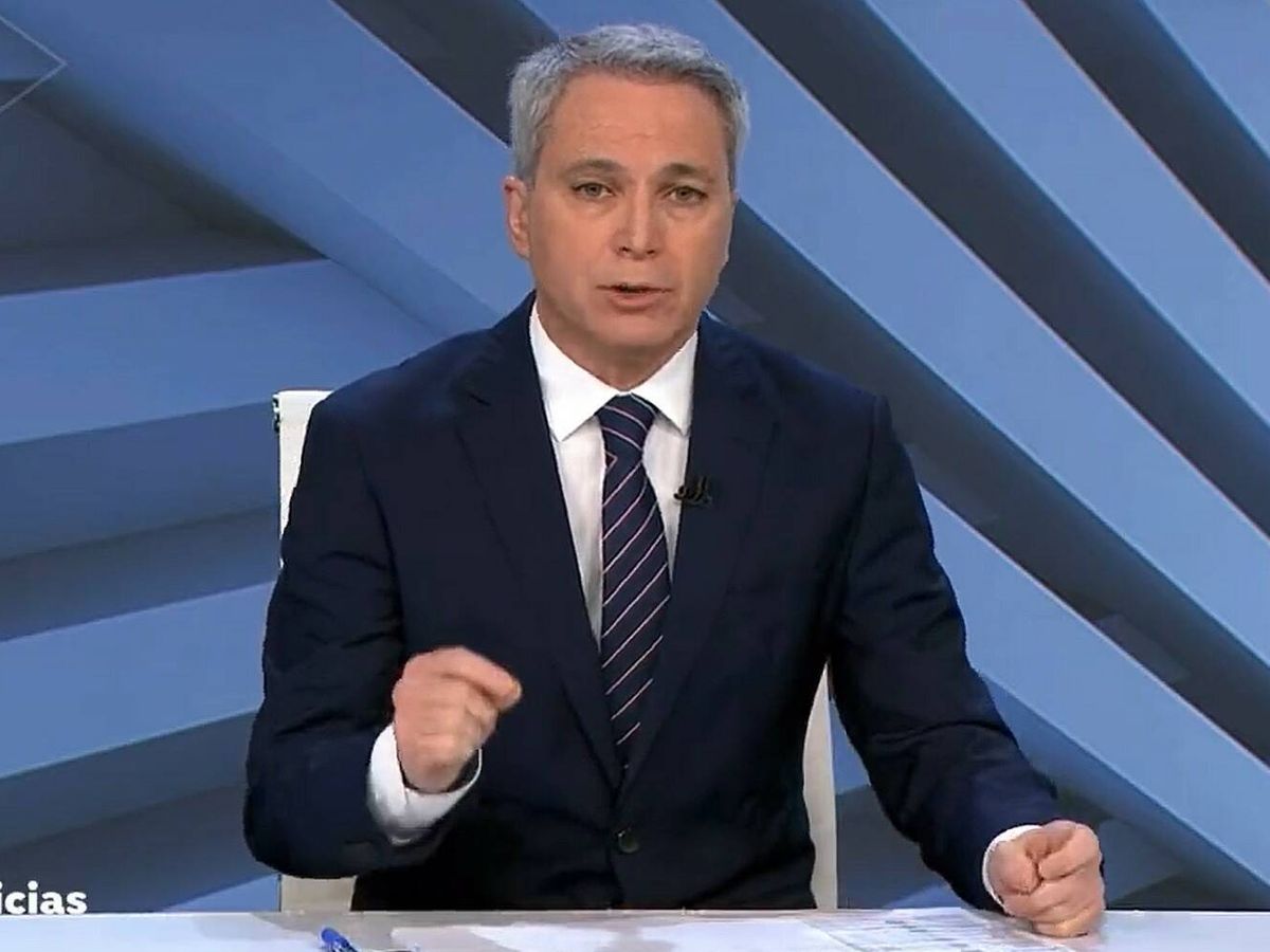 Foto: Vicente Vallés, en 'Antena 3 noticias'. (Atresmedia)