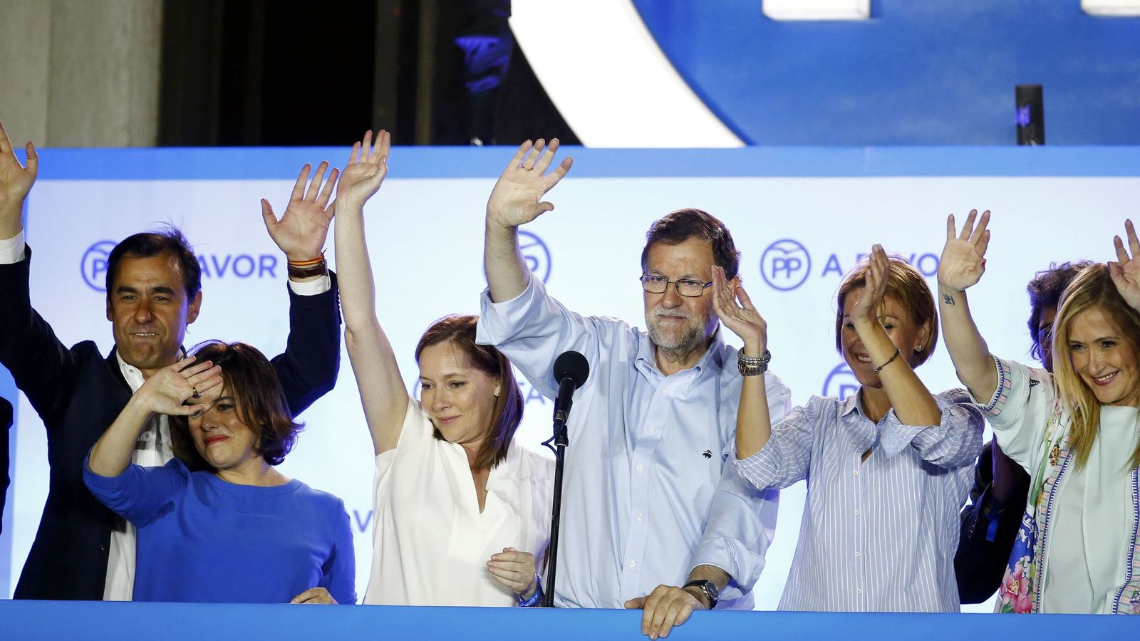 Foto: Mariano Rajoy y su equipo en la sede del PP. (Reuters)