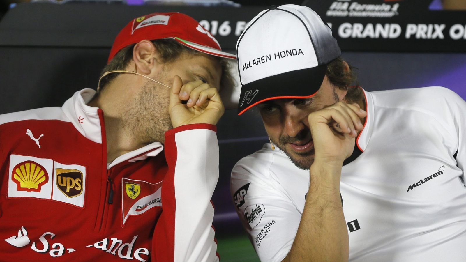 Foto: Fernando Alonso y Sebastian Vettel hablando en el jueves de Bakú.