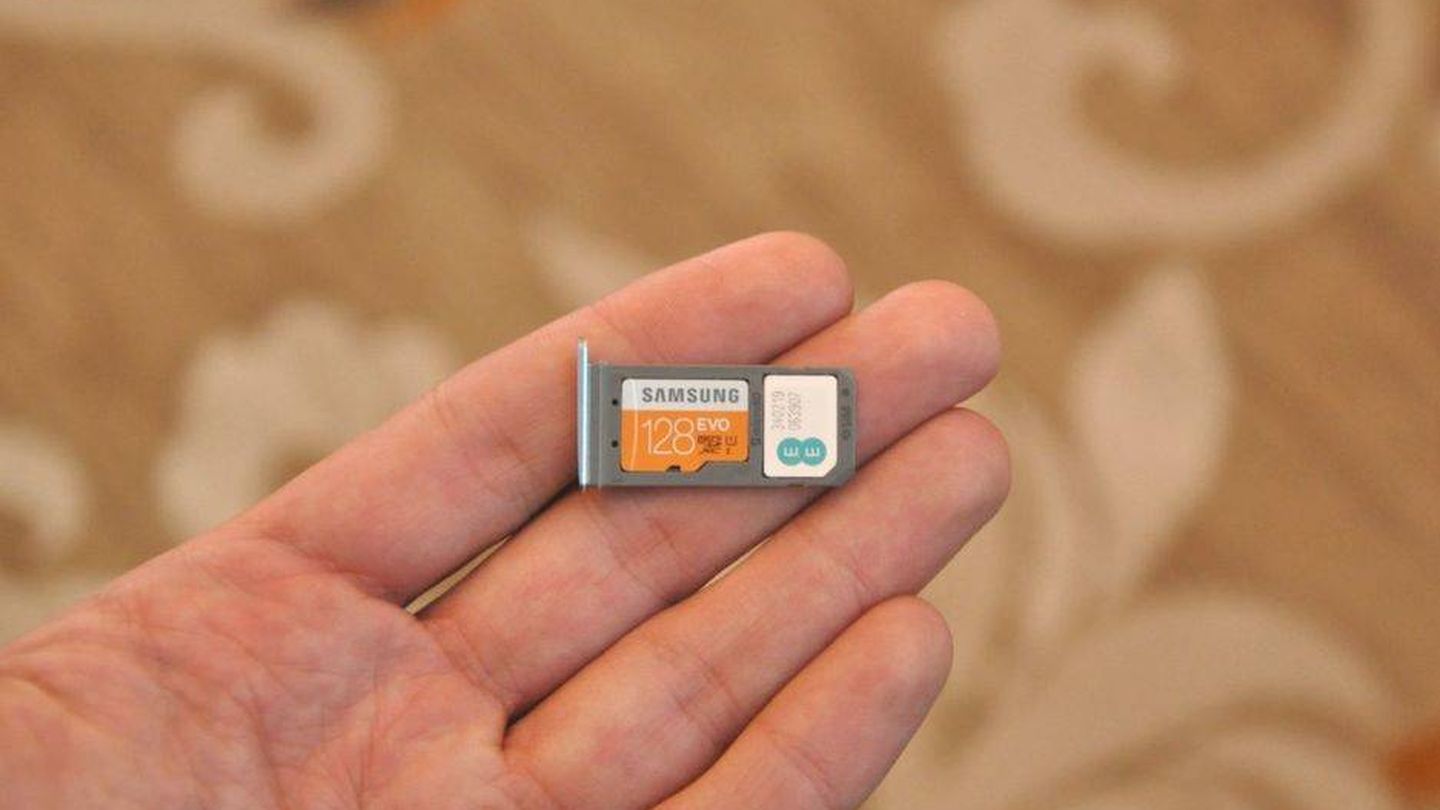 Ejemplo de una tarjeta microSD (izquierda) y una tarjeta SIM derecha. (M. A. M.)