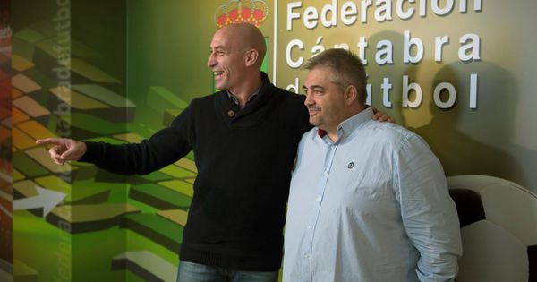 Foto: Luis Rubiales, presidente de la RFEF, junto al presidente de la Federación Cántabra de Fútbol, José Ángel Peláez. (EFE)