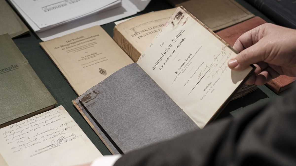 "Biblioteca doctor asegurada. Stop": así escaparon de Franco los documentos de Negrín