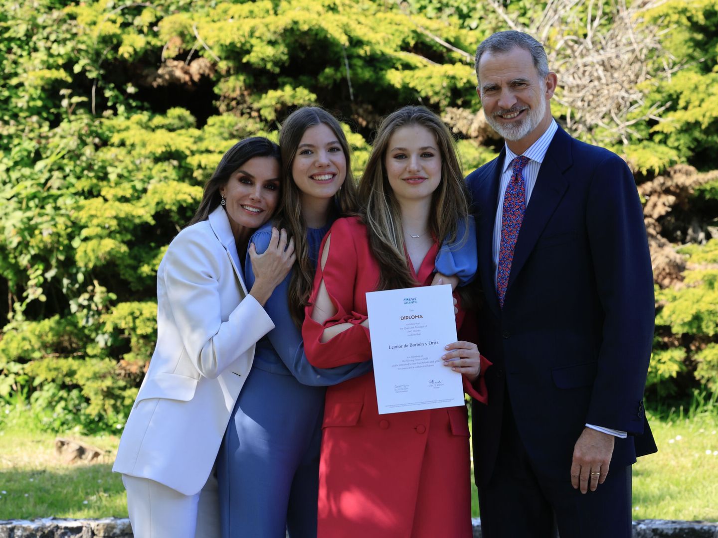 Felipe y Letizia posan junto a sus hijas la princesa Leonor y la infanta Sofía, al finalizar el acto de graduación de la Princesa de Asturias. (EFE)