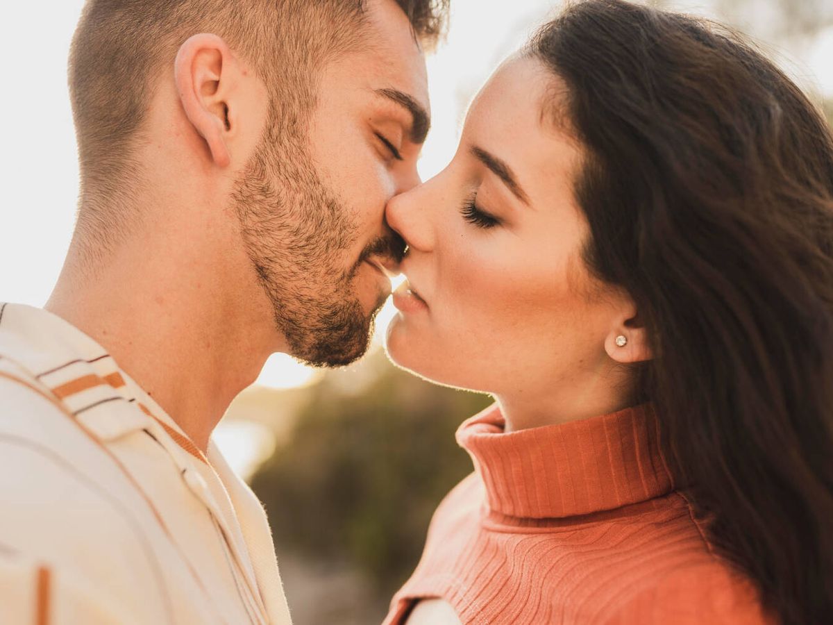 Foto: Las parejas que se besan a menudo pueden compartir la misma microbiota. (Freepik)