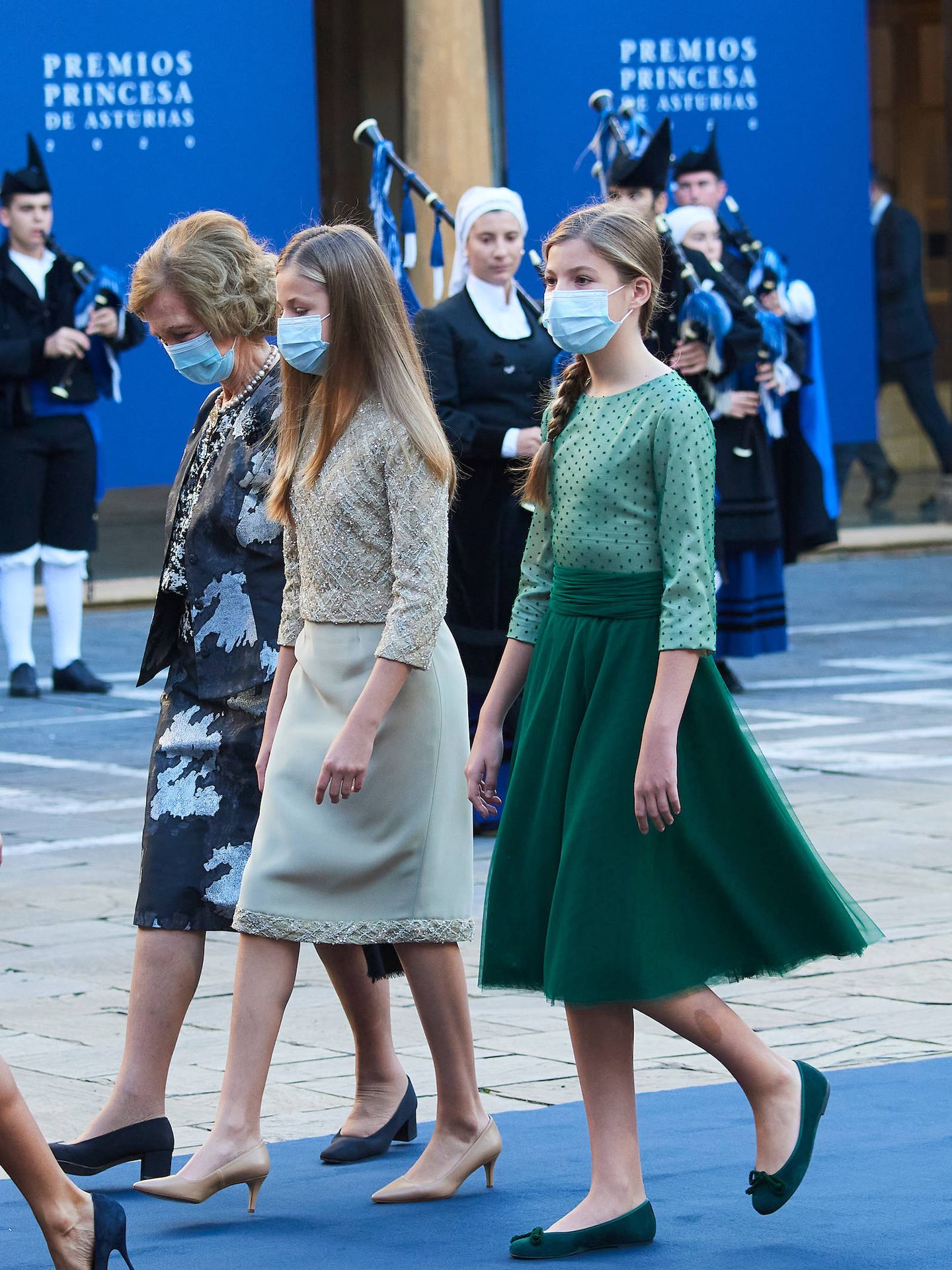 La reina emérita Sofía, la princesa Leonor y la infanta Sofía, en los Premios Princesa de Asturias 2020. (LP)