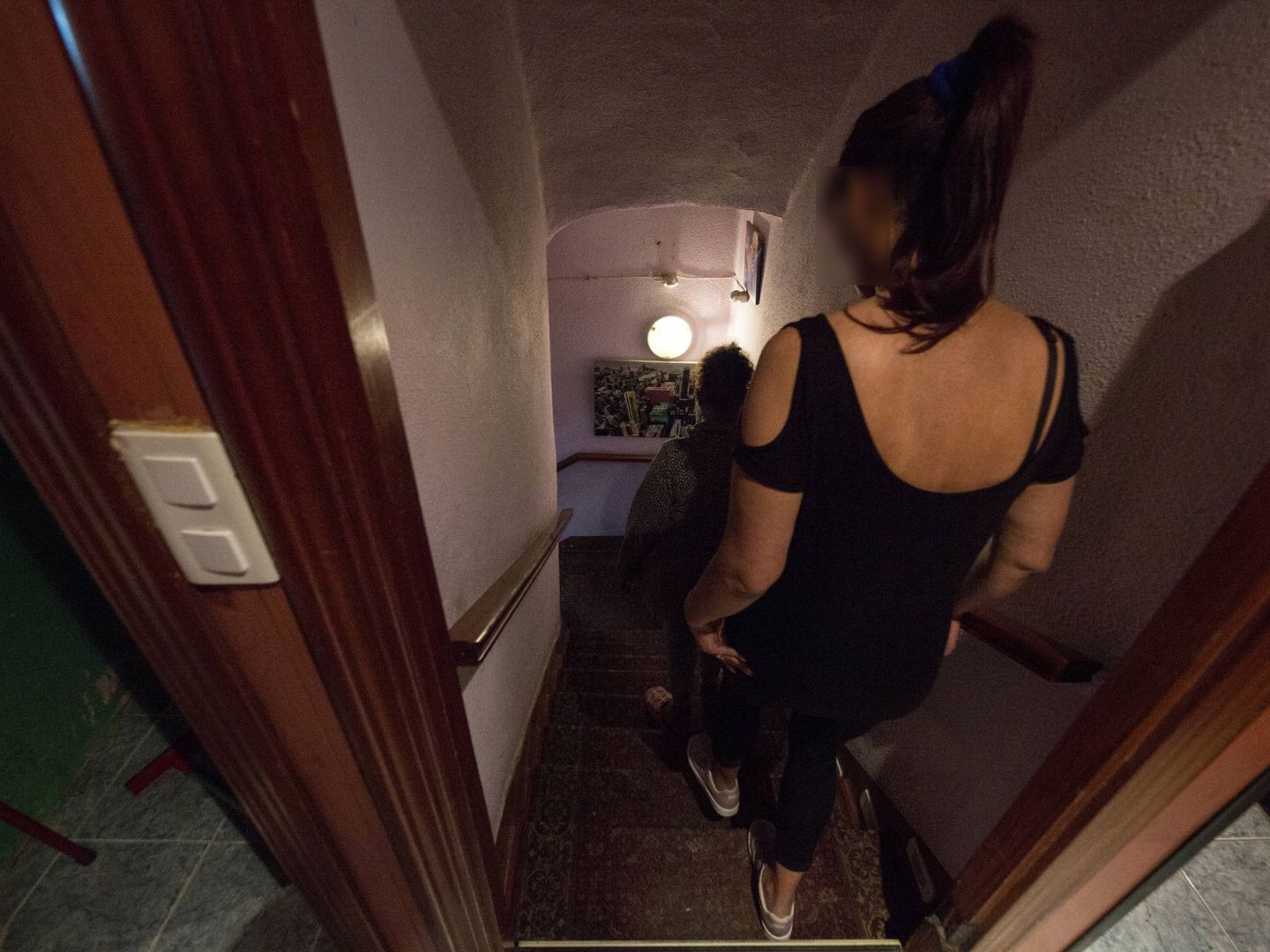 Dos mujeres bajan la escalera que une las habitaciones con el club Olimpo. (D.B.)