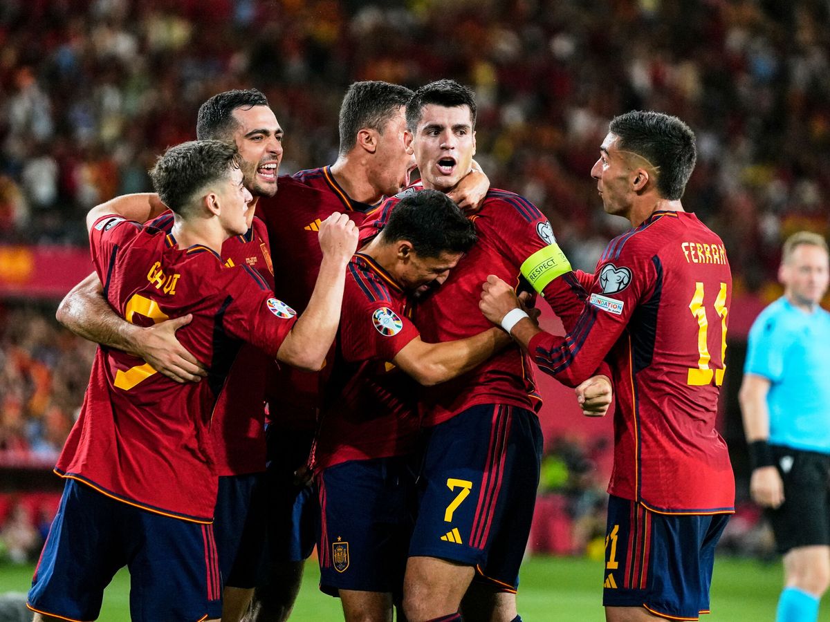 Foto: Los jugadores de la Selección celebran el gol de Morata. (AFP)