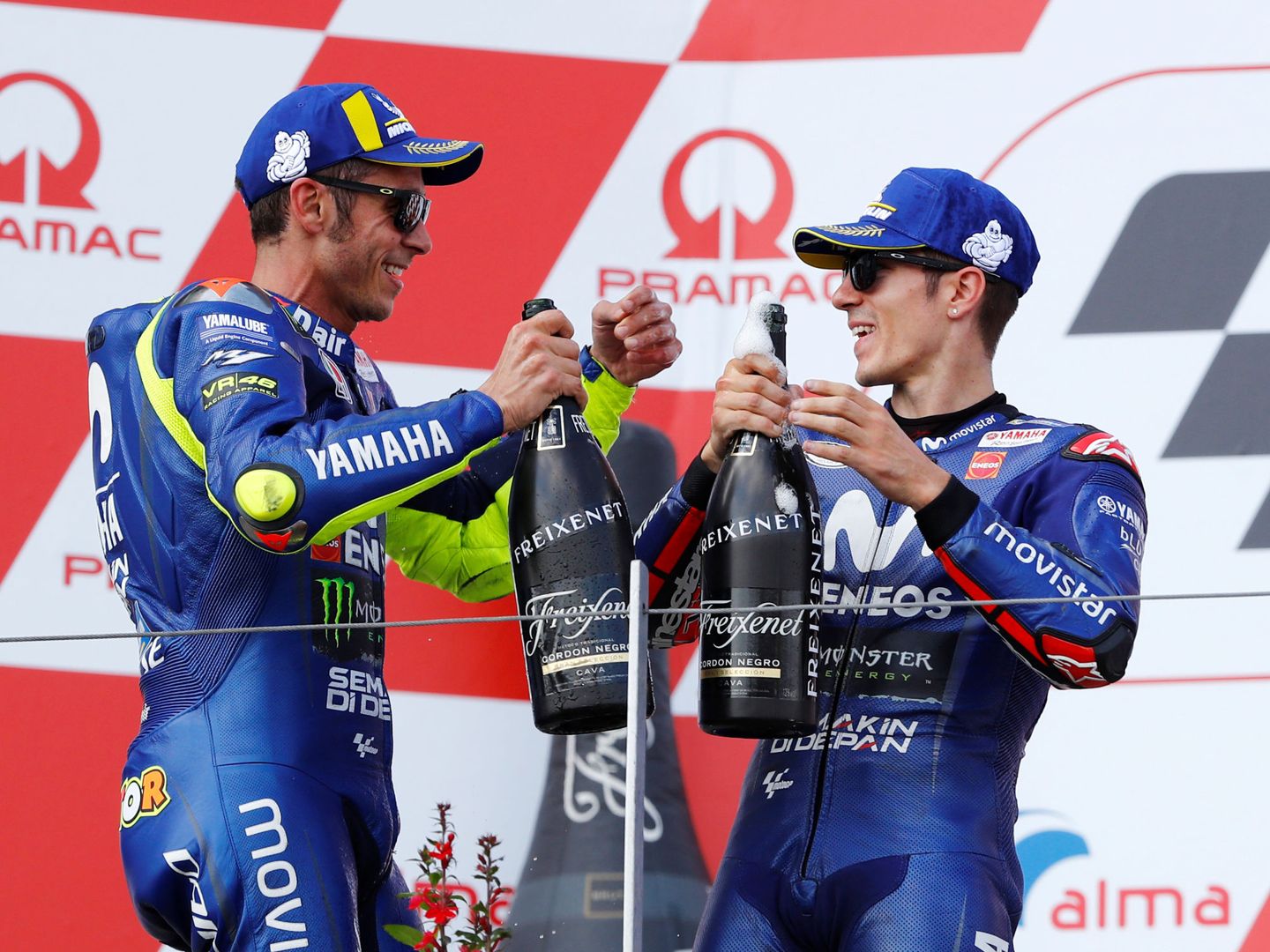 Las dos Yamahas oficiales de Rossi y Viñales acompañaron a Márquez en el podio Sachsenring. (Reuters)