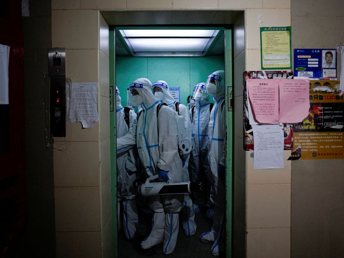 Foto: Trabajadores sanitarios desinfectan un área residencial en Shanghái. (Reuters/Aly Song)