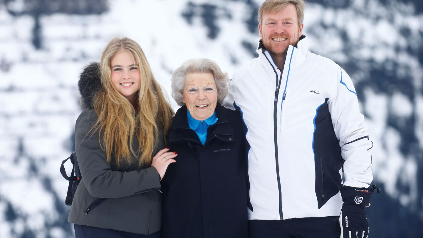 La princesa Amalia, junto al rey Guillermo y la princesa Beatriz el pasado febrero. (Reuters)