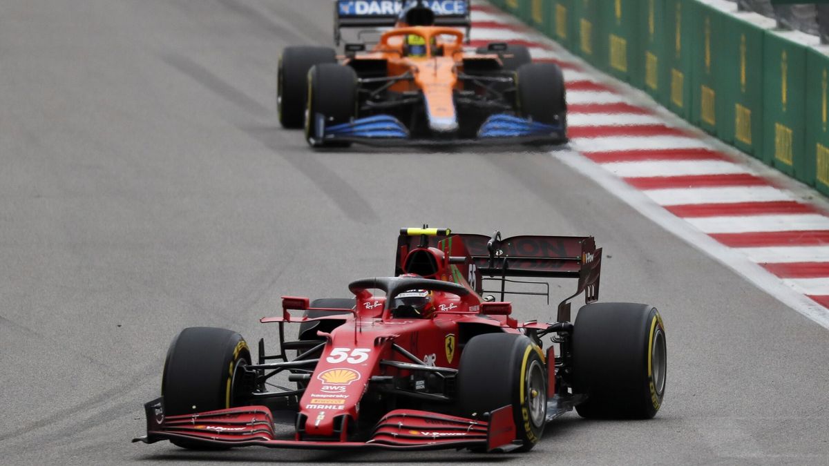 Por qué Ferrari y Sainz tienen más munición para su duelo a palo limpio con McLaren