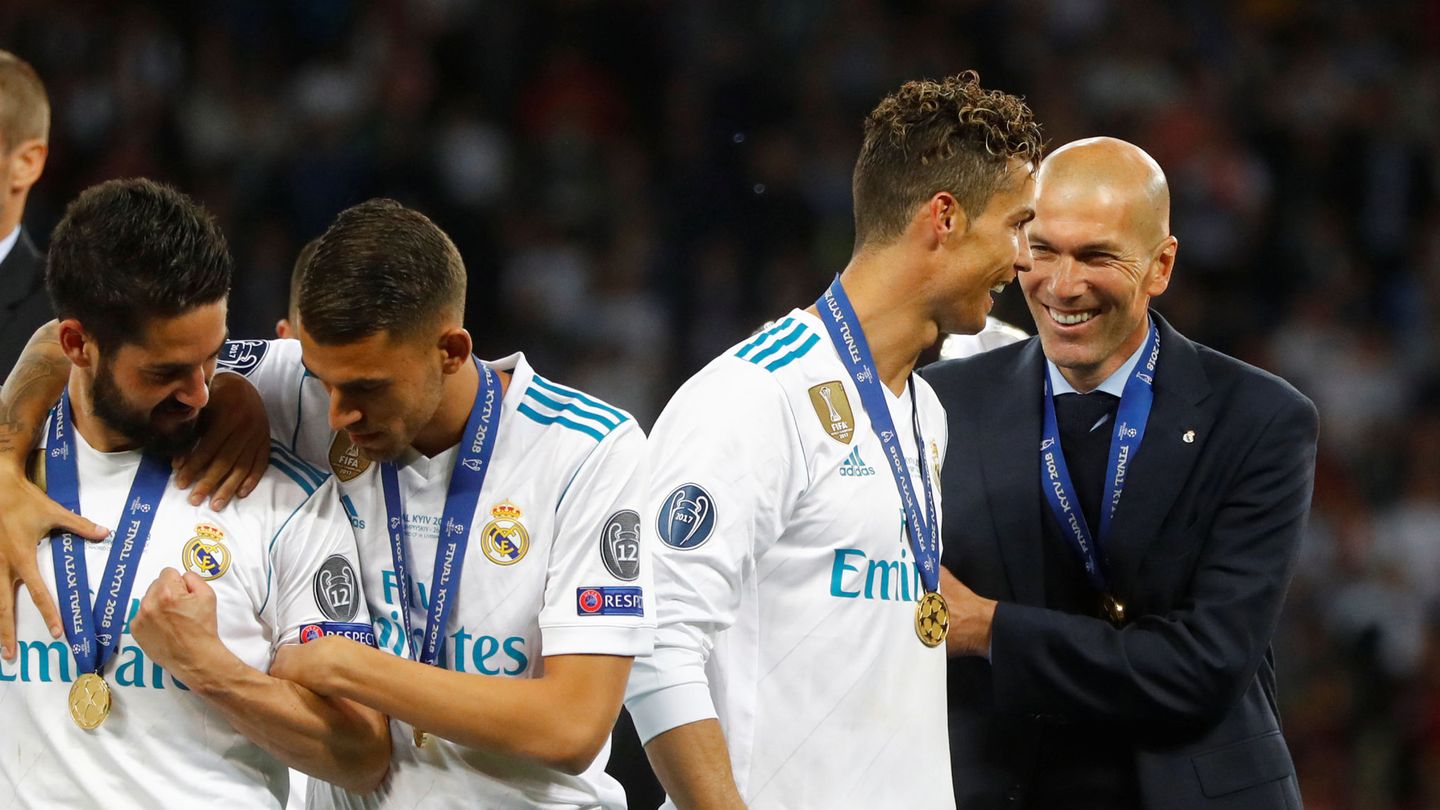 Zidane y Cristiano sonríen tras el encuentro. (EFE) 