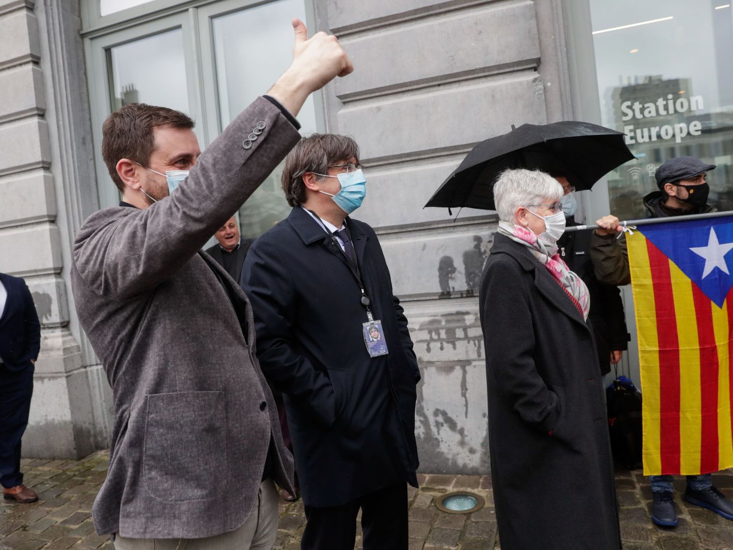 Los tres eurodiputados junto a unos manifestantes a las puertas del Parlamento Europeo. (EFE)