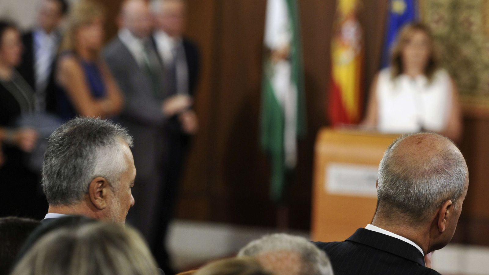 Foto: Susana Díaz toma posesión de su cargo como presidenta de la Junta de Andalucía, en presencia de los dos presidentes anteriores, José Antonio Griñán (i), y Manuel Chaves. (EFE)