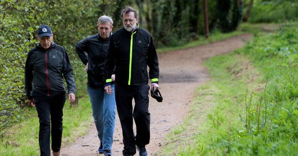 Foto: -El Presidente del Gobierno Mariano Rajoy (d), camina por la ruta da Pedra e da Auga. (EFE)