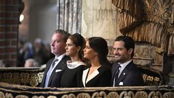 La reina Silvia, sus hijas y su nuera, conjuntadas en blanco y negro y fieles a la tradición en la apertura del Parlamento