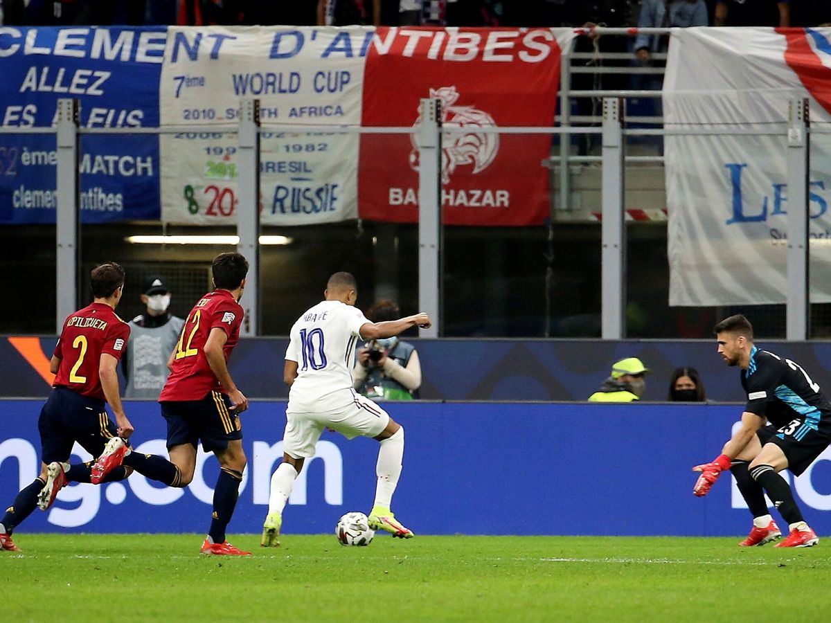 Foto: Mbappé, en el momento de marcar el segundo gol de Francia. (REUTERS)