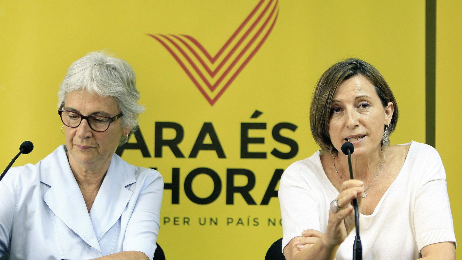 Foto: La presidenta de la Asamblea Nacional Catalana (ANC), Carme Forcadell (d) y la presidenta de Omnium Cultural, Muriel Casals (i). (EFE)