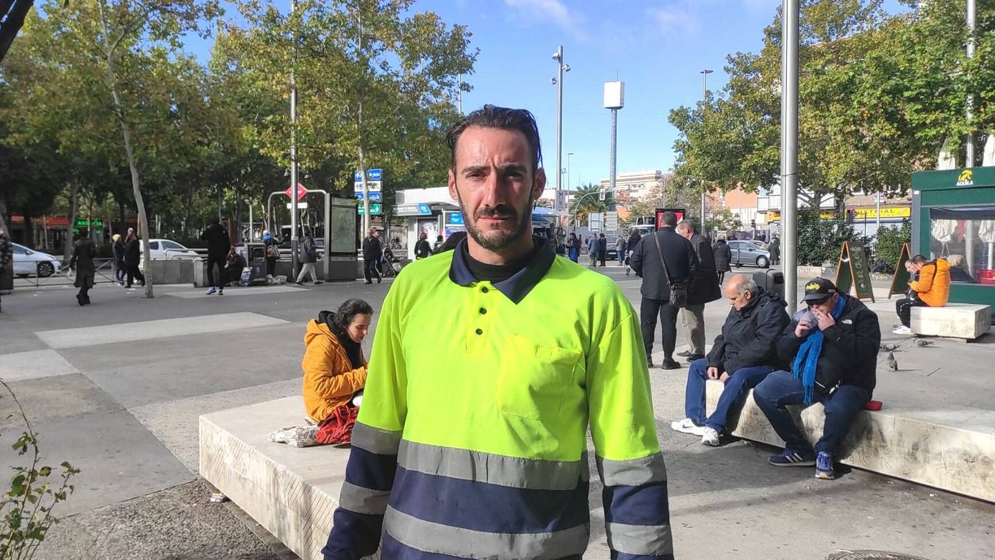 Juan Carlos, un operario de obras que trabaja en la zona de Oporto, distrito de Carabanchel. (L.B.)