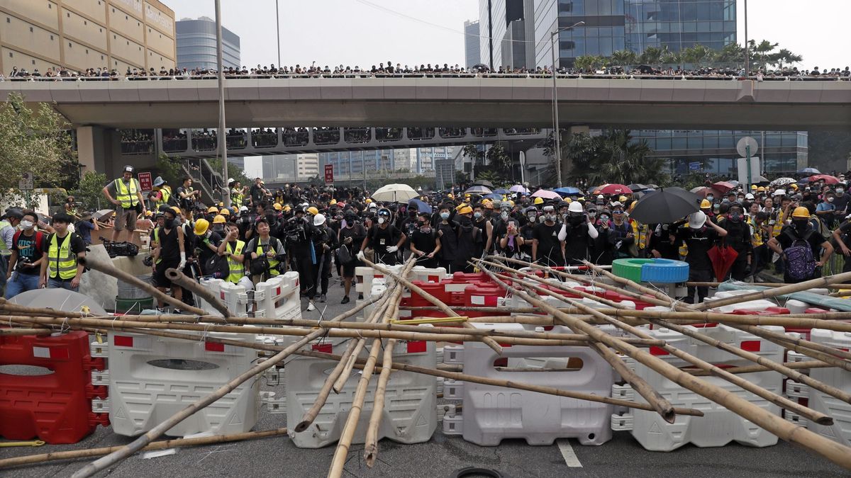 Radicales catalanes 'enseñan' las tácticas de las protestas de Hong Kong