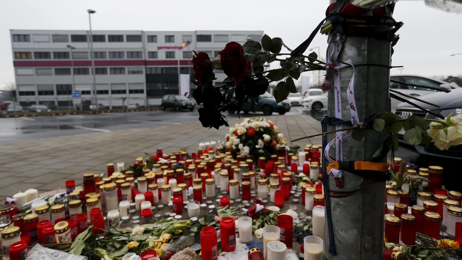 Foto: Flores frente a la compañía del avión siniestrado en Los Alpes franceses, Germanwings. (Reuters)
