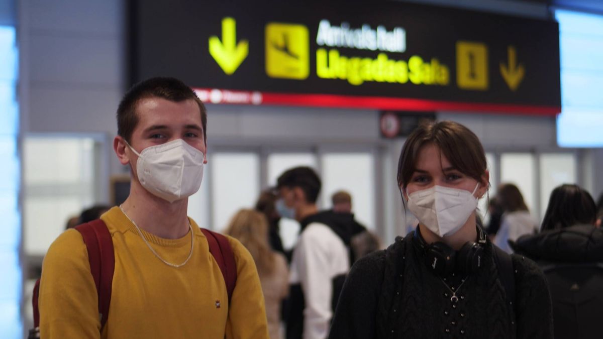 "Teníamos miedo de que cancelaran los vuelos": los primeros españoles regresan de Ucrania