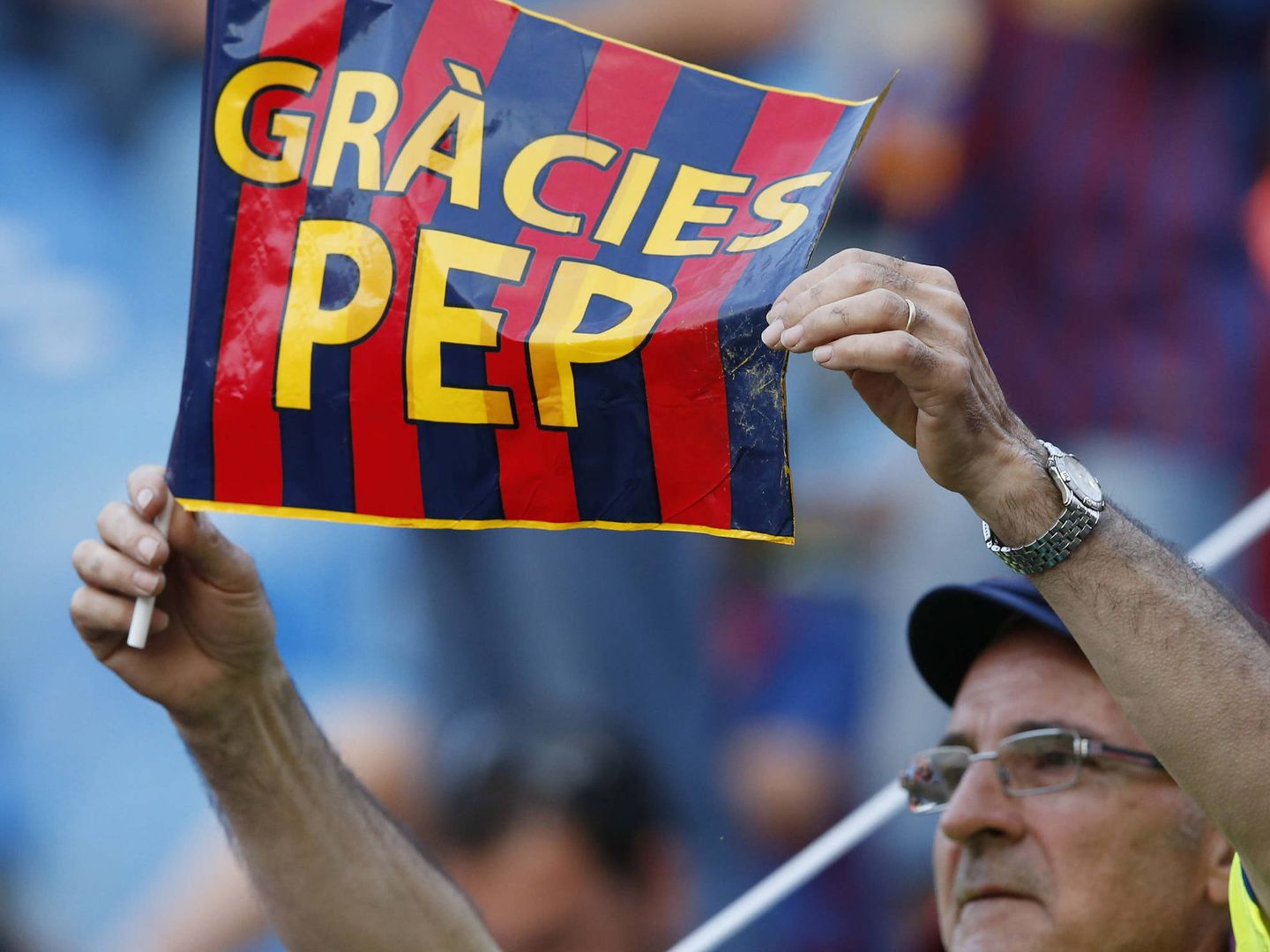 Un aficionado del FC Barcelona sostiene una pancarta de agradecimiento a Guardiola. (EFE)