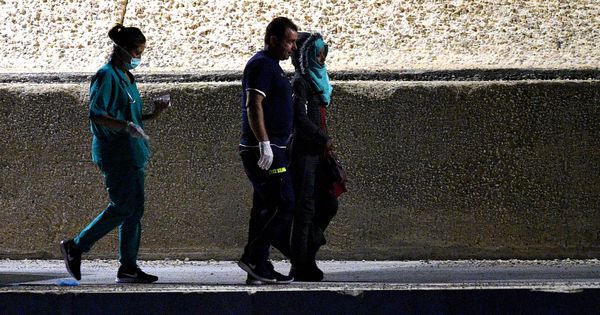 Foto: Uno de los inmigrantes evacuados esta noche por razones médicas. (Reuters)