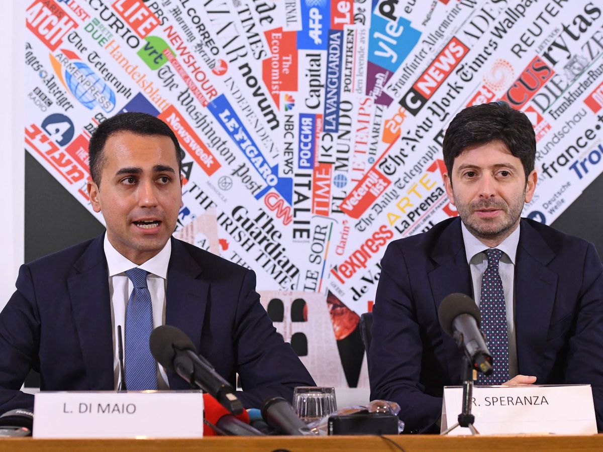 Foto: El ministro de Exteriores italiano Luigi Di Maio (i) y el titular de Sanidad, Roberto Speranza, esta mañana. (Reuters)